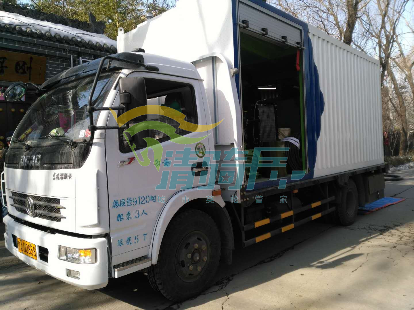 等駕坡剛好火鍋化糞池清理下水道疏通現(xiàn)場